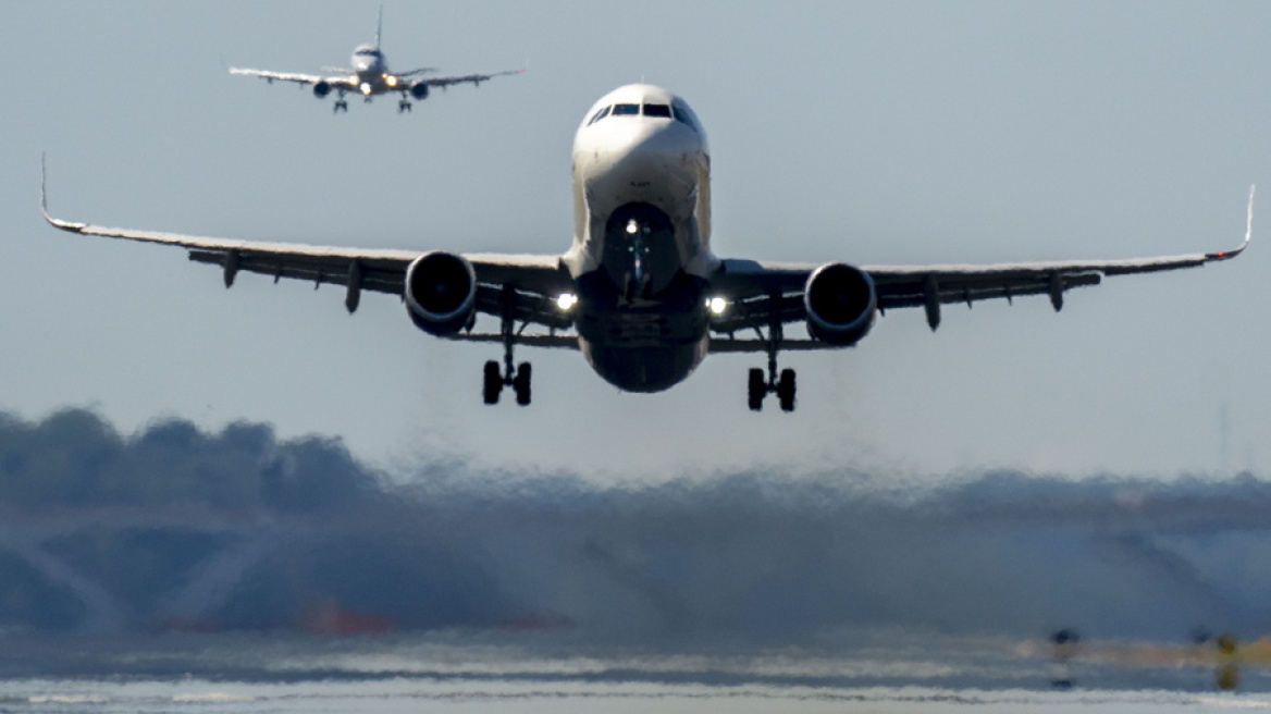 Παραλίγο νέα τραγωδία στον αέρα της Ουάσιγκτον - Συναγερμός όταν στρατιωτικό αεροσκάφος πέταξε κοντά σε επιβατικό