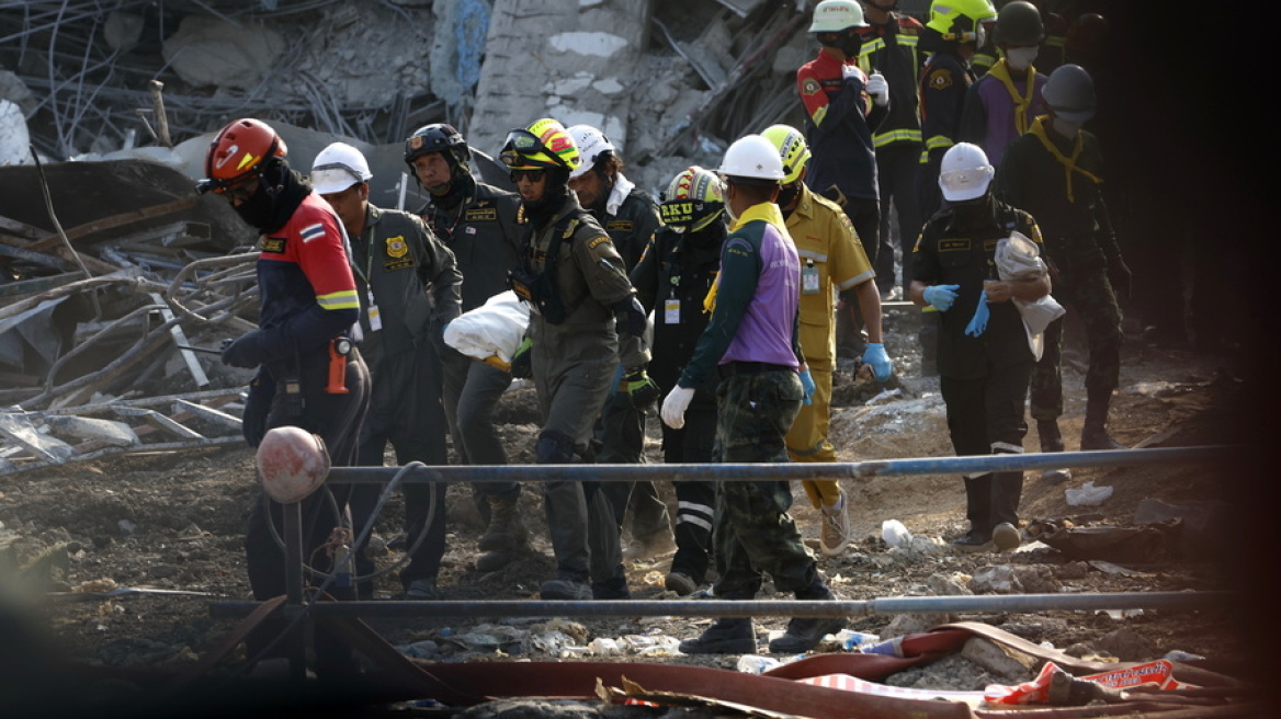 «Πέθανε στην αγκαλιά μου»: Συγκλονίζει 39χρονος που ανέσυρε νεκρούς από τα ερείπια στη Μιανμάρ