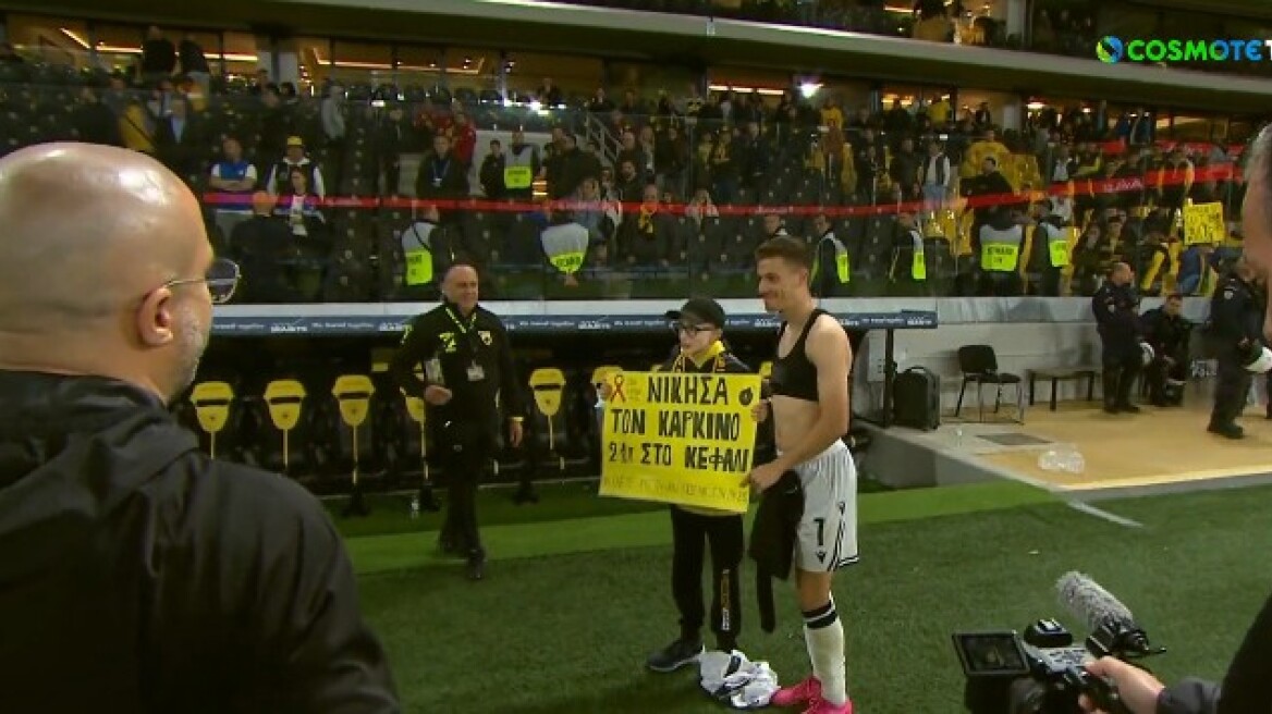  Συγκλονιστική στιγμή στη Νέα Φιλαδέλφεια - Κωνσταντέλιας και Πήλιος έδωσαν τη φανέλα τους σε νεαρό φίλο της «Ένωσης» που νίκησε τον καρκίνο - Βίντεο 