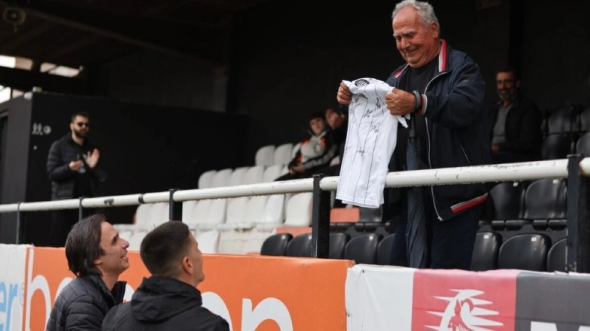 O ΟΦΗ τίμησε 75χρονο φίλαθλό του ο οποίος διανύει 300 χιλιόμετρα με δημόσια συγκοινωνία για να δει την ομάδα