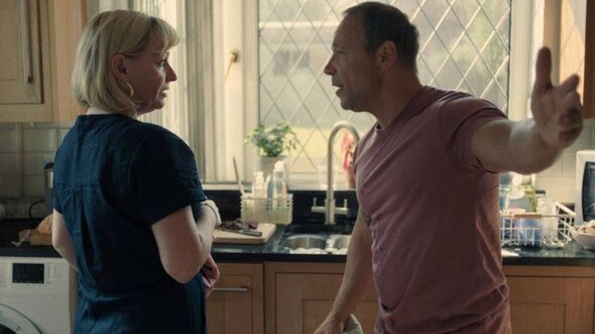 «Παρατηρήσατε στο “Adolescence” ότι η μαμά του Jamie προσπαθεί διαρκώς να συγκρατήσει τα ξεσπάσματα του μπαμπά του;»