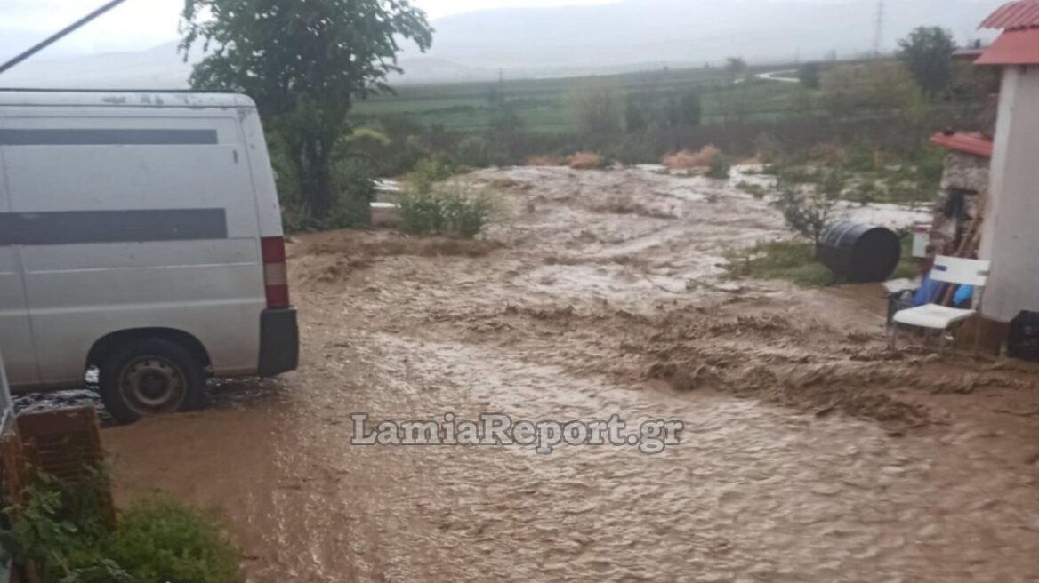 Τρία άτομα κινδύνευσαν από χείμαρρο που πέρασε μέσα από χωριό στον Δομοκό - Δείτε βίντεο και φωτογραφίες