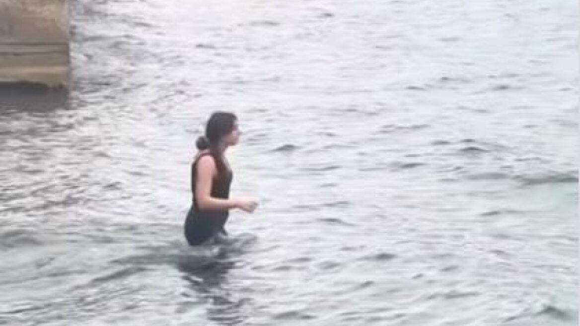 To viral βίντεο από την Ελλάδα: Γυναίκα βουτάει με τα ρούχα στη θάλασσα για να σώσει μια τυφλή γάτα