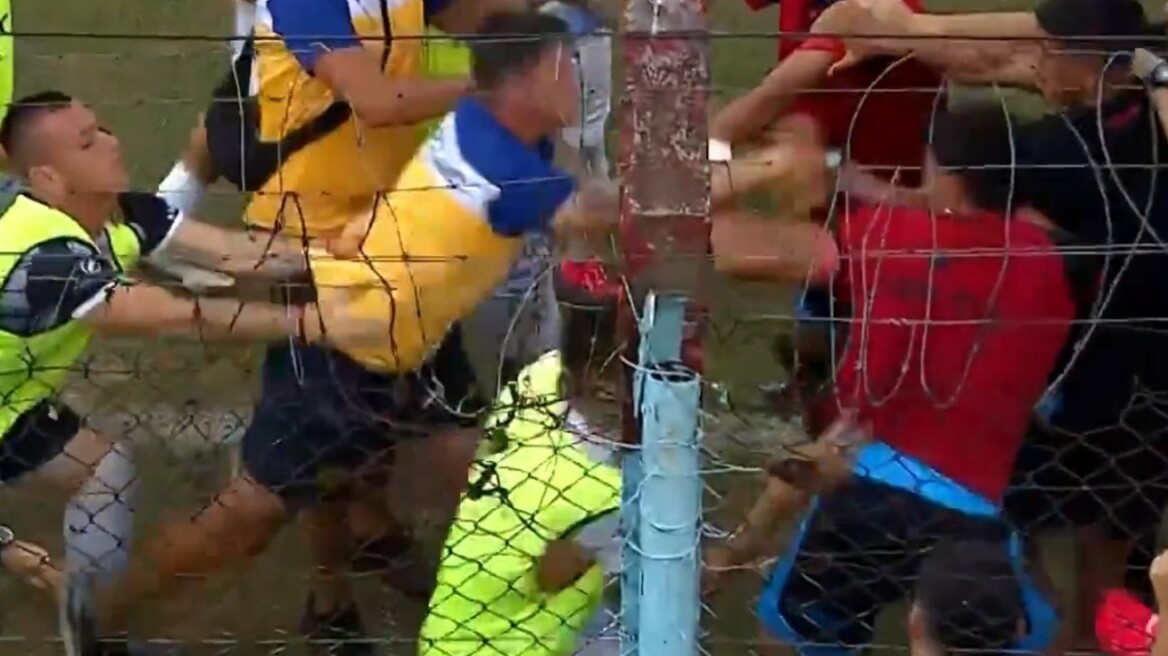 Χάος σε αγώνα στην Αργεντινή: Έριξαν τον τραυματία από το φορείο και ξέσπασε σύρραξη – Βίντεο