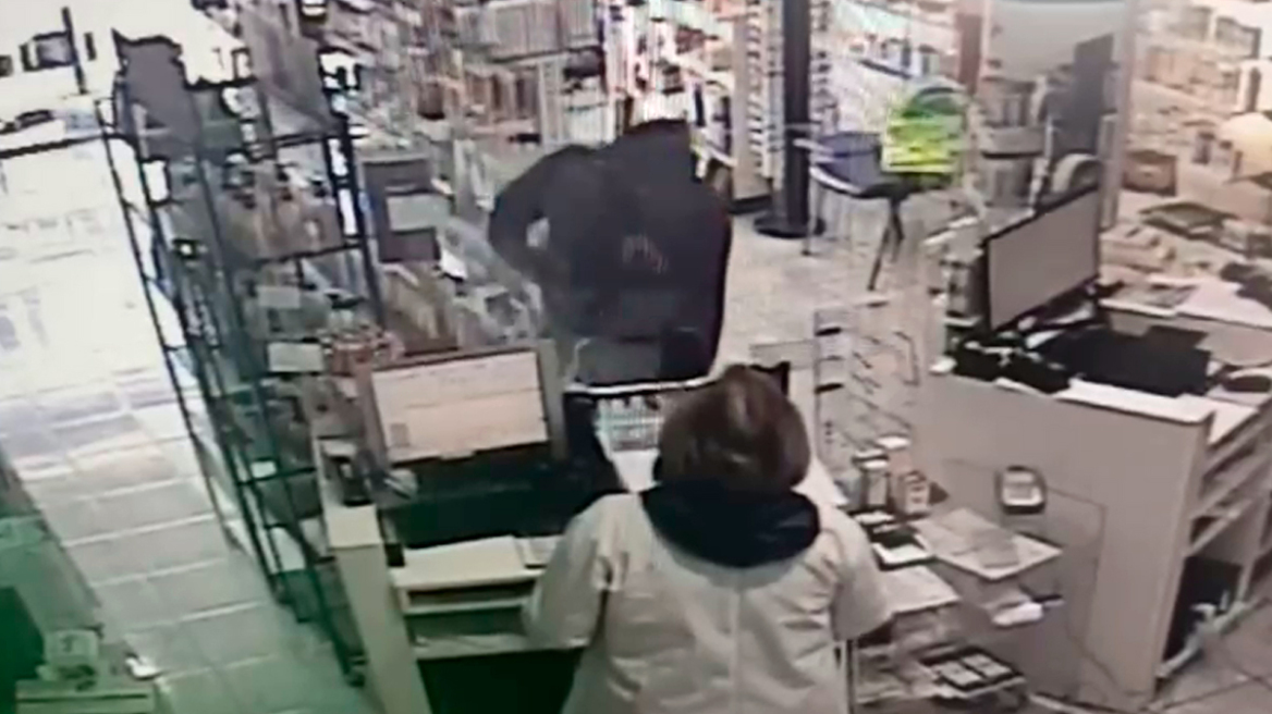 Μοσχάτο: Η στιγμή που 36χρονος αλλοδαπός λήστεψε με απειλή όπλου φαρμακείο