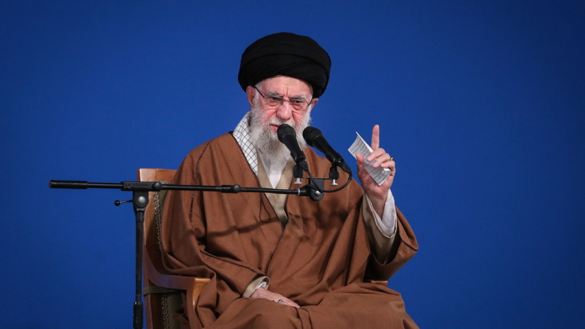 Ιράν: Ο ανώτατος ηγέτης Χαμενεΐ εκφράζει αμφιβολίες για την επιτυχία των συνομιλιών με τις ΗΠΑ