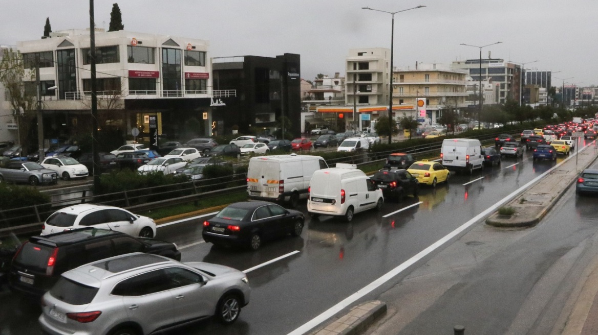 Στο «κόκκινο» η κίνηση στην Αθήνα: Χαμηλές ταχύτητες σε Κηφισό, Αττική Οδό, Κηφισίας και Μεσογείων