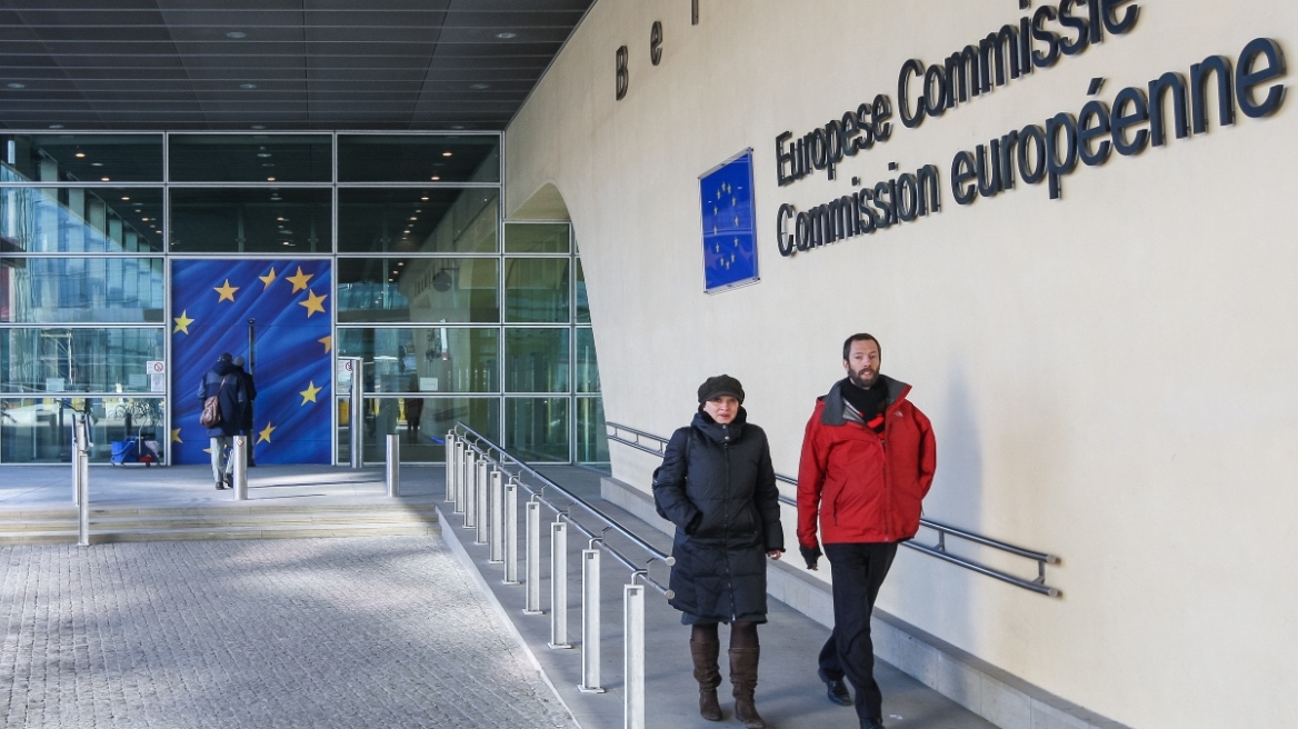 Politico: Η Κομισιόν ετοιμάζεται να επιβάλει πρόστιμα σε Apple και Meta εν μέσω εμπορικού πολέμου με τις ΗΠΑ
