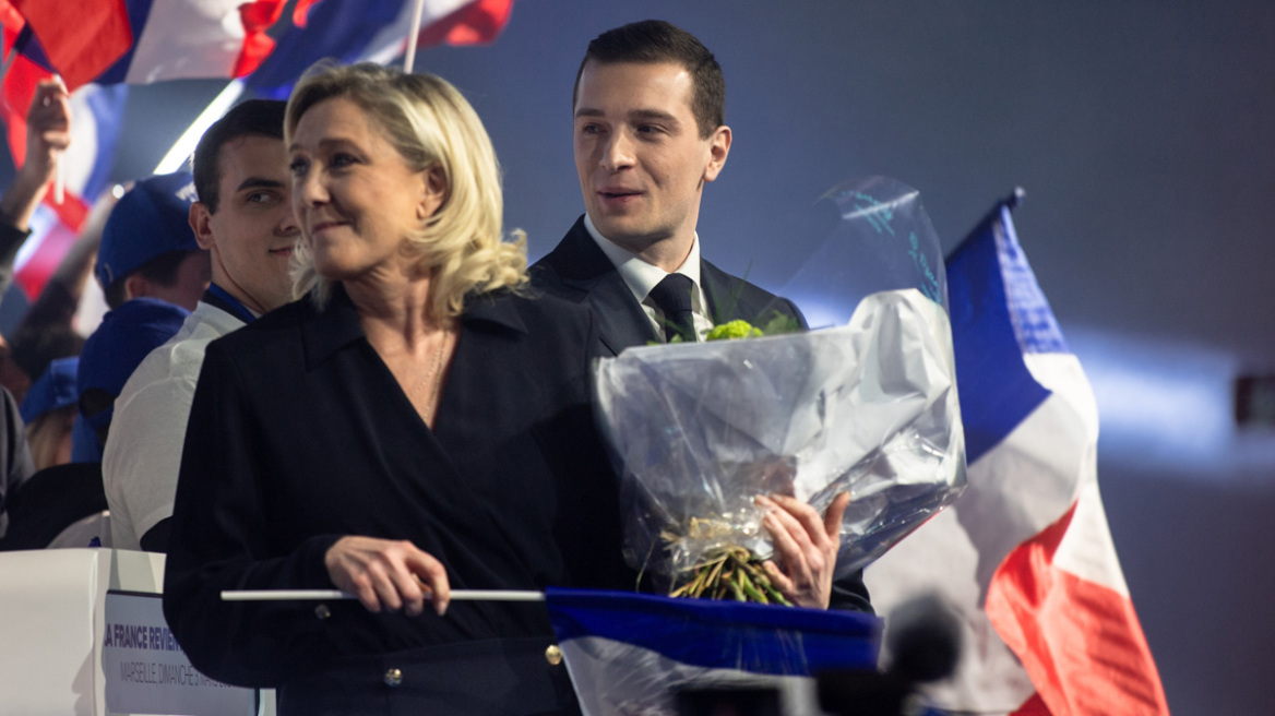 Politico: Η Λεπέν εκτός πολιτικής αρένας, ο Μπαρντελά μπροστά σε ιστορική πρόκληση