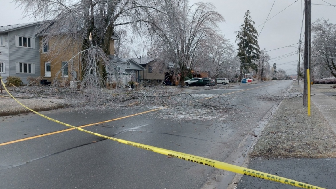 Ο Καναδάς στον... πάγο: Χιλιάδες νοικοκυριά χωρίς ηλεκτρικό ρεύμα λόγω χιονοθύελλας στο Οντάριο 