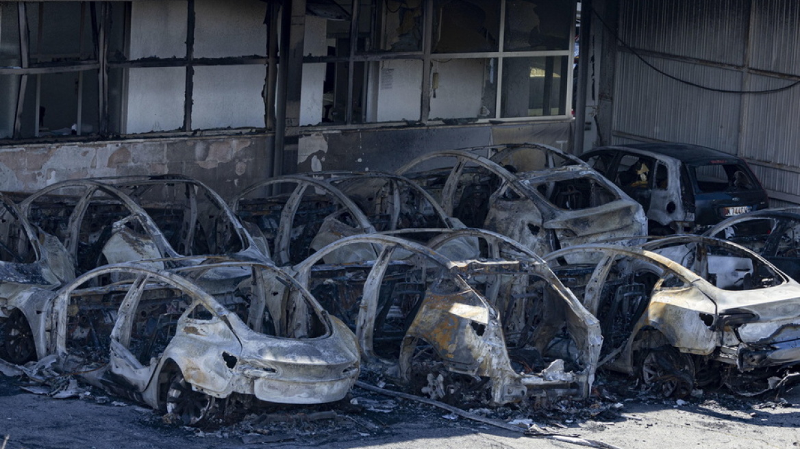 Φωτιά σε αντιπροσωπεία των Tesla στη Ρώμη – Καταστράφηκαν 17 οχήματα