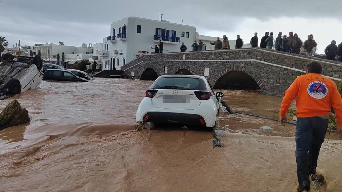 Σαρώνει τις Κυκλάδες η κακοκαιρία: 112 για απαγόρευση κυκλοφορίας οχημάτων σε Μύκονο και Πάρο, ορμητικοί χείμαρροι οι δρόμοι, δείτε βίντεο