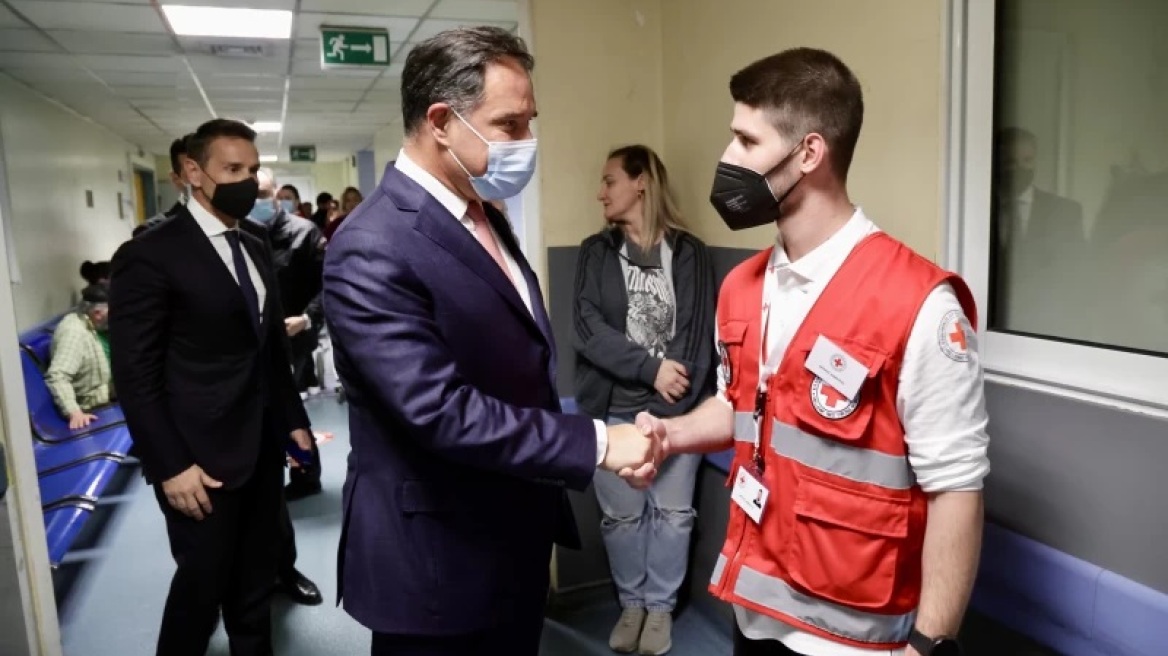 Επίσκεψη Γεωργιάδη στον «Ευαγγελισμό»  για την υποστήριξη των ΤΕΠ από εθελοντές του Ερυθρού Σταυρού - Βίντεο