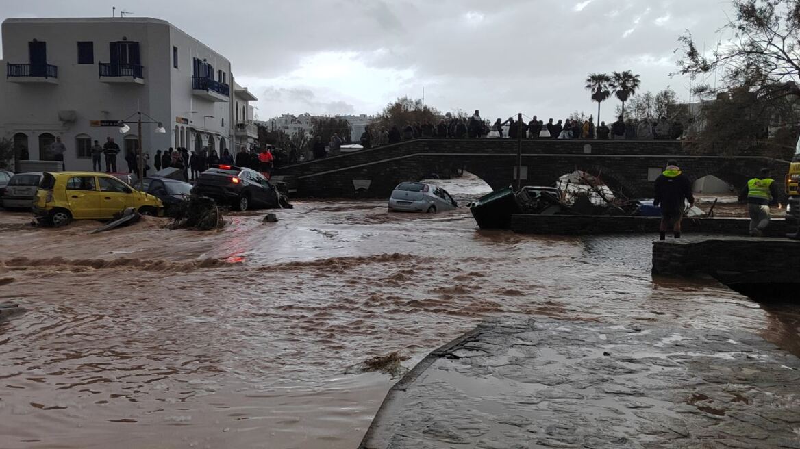 Δήμαρχος Πάρου: Kανείς δεν κινδύνεψε άμεσα – Οι οδηγοί πάρκαραν σε χείμαρρο παρότι είχαν προειδοποιηθεί