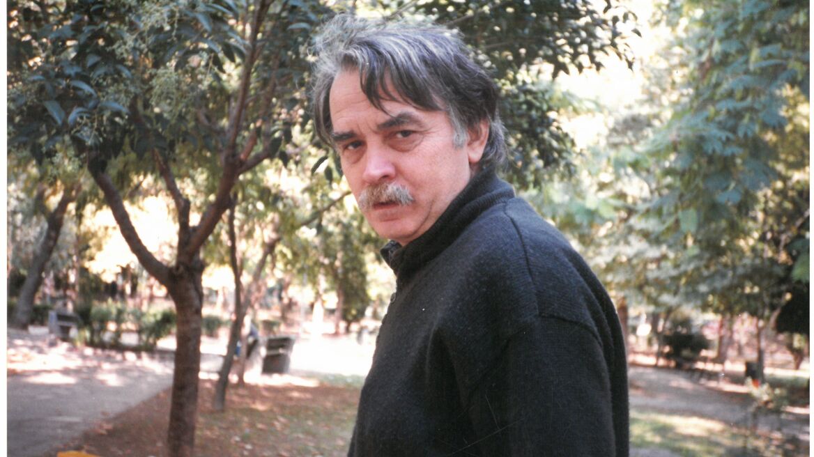 Λάκης Παπαστάθης: Αφιέρωμα του Μουσείου Μπενάκη στον σκηνοθέτη του «Παρασκηνίου», της μακροβιότερης εκπομπής πολιτισμού 