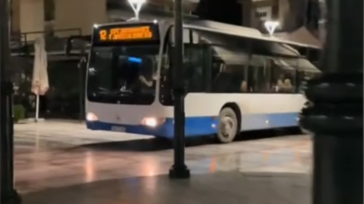 Νταλίκα προκάλεσε κυκλοφοριακό κομφούζιο στη Λαμία, λεωφορεία και οχήματα περνούσαν μέσα από πλατεία - Δείτε βίντεο