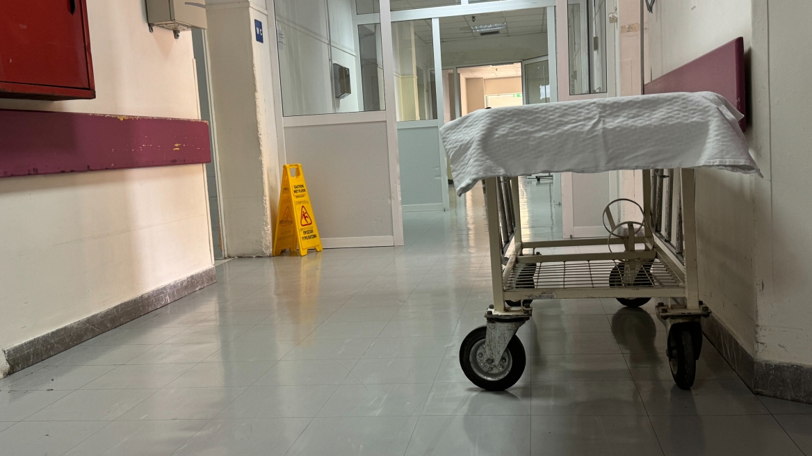 Θεσσαλονίκη: Ένας 50χρονος έσπασε με γροθιές τον γκισέ νοσοκομείου επειδή εξαγριώθηκε από την αναμονή