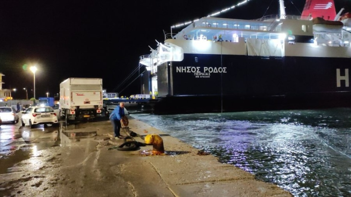 Προβλήματα στην πρόσδεση του «Νήσος Ρόδος» στη Χίο λόγω θυελλωδών ανέμων 