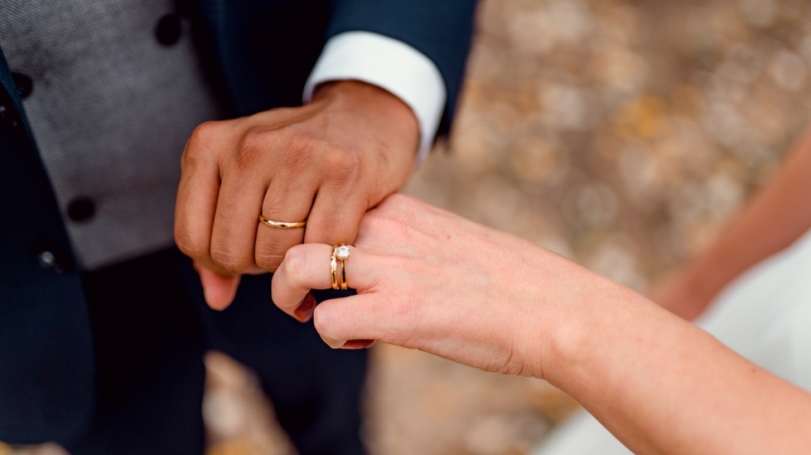 Γιατί όλοι και πιο πολλοί Έλληνες γυρίζουν την πλάτη τους στον θεσμό του γάμου;