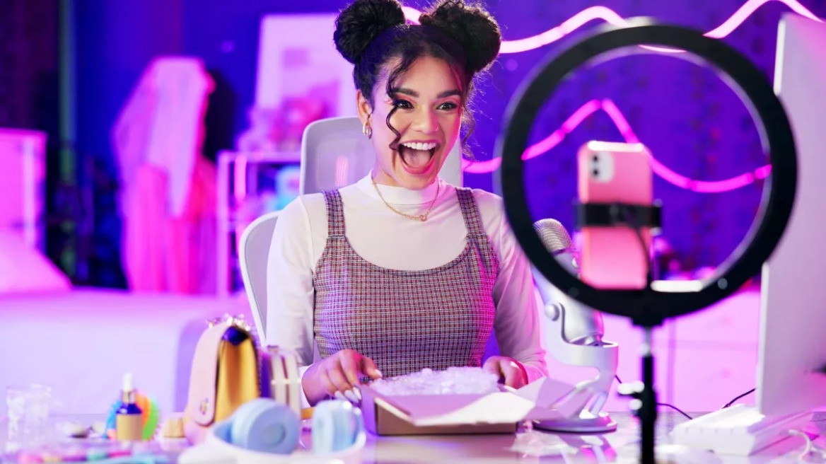 6 τρόποι με τους οποίους οι influencers επηρεάζουν τις σκέψεις, τα συναισθήματα και τις αγορές μας