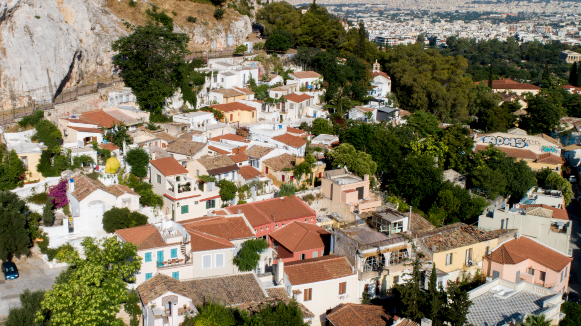 ΣτΕ: Κρίνεται το μέλλον των Airbnb στην Πλάκα – Στο μικροσκόπιο η πολεοδομική χρήση