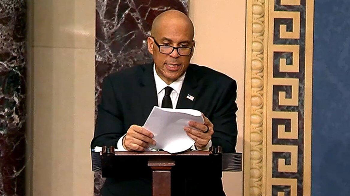 Δημοκρατικός έσπασε όλα τα ρεκόρ στο Κογκρέσο με 25ωρη ομιλία κατά του Τραμπ