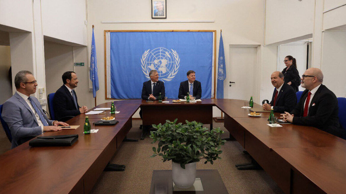 Κύπρος: Συγκρατημένα αισιόδοξος ο Χριστοδουλίδης μετά τη συνάντηση με τον Τατάρ