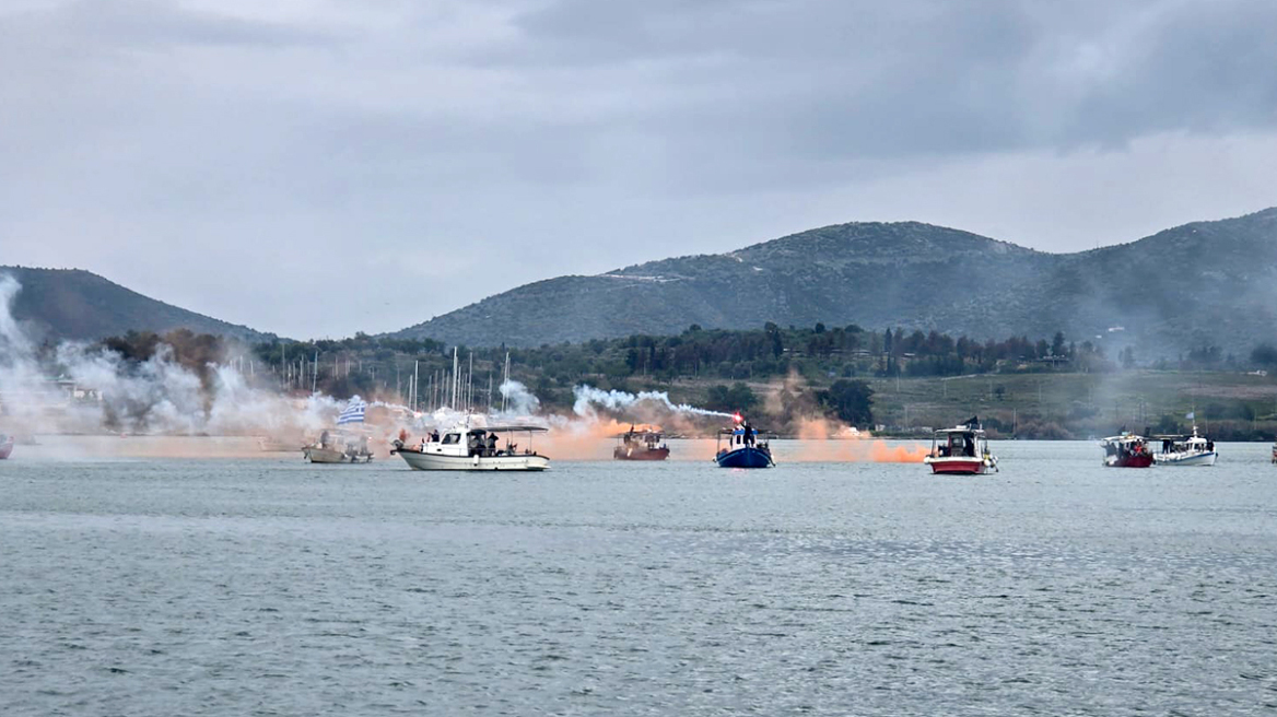 Κινητοποιήσεις από τους ψαράδες - Βγήκαν με καπνογόνα και φωτοβολίδες σε Θερμαϊκό και Βόλο