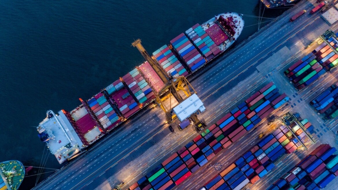 Bloomberg: Oι νέοι δασμοί του Τραμπ σηματοδοτούν μια νέα εποχή κινδύνου για την παγκόσμια οικονομία 