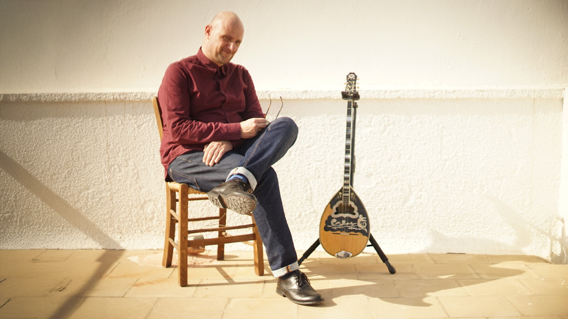 «Δια φόβου και ελέου»: Πώς συναντώνται βαλς, τσιφτετέλι, απτάλικος, τσάμικος και... μπλουζ στον νέο κύκλο τραγουδιών του Τάσου Γιαννούση 