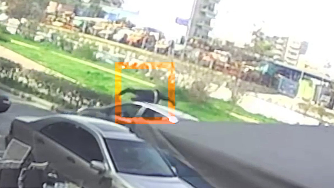 Τη γλίτωσα με μερικά χτυπήματα, λέει ο πεζός που παρασύρθηκε και εκσφενδονίστηκε από ΙΧ στη Θεσσαλονίκη - Δείτε βίντεο