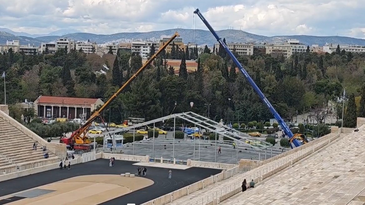 Καλλιμάρμαρο: Γερανοί «ξηλώνουν» την τεράστια μεταλλική κατασκευή που είχε στηθεί - Δείτε βίντεο