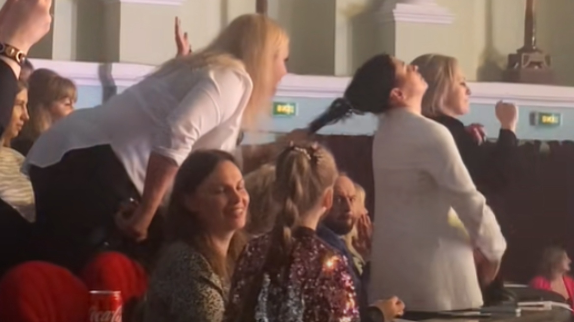 Ουκρανία: Καβγάς με μαλλιοτράβηγμα και σπρωξίματα σε συναυλία στο Κίεβο #shortsvideo