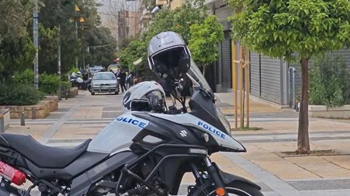 Λήξη συναγερμού, μετά το τηλεφώνημα για βόμβα σε τράπεζα, στην πλατεία της Νέας Σμύρνης