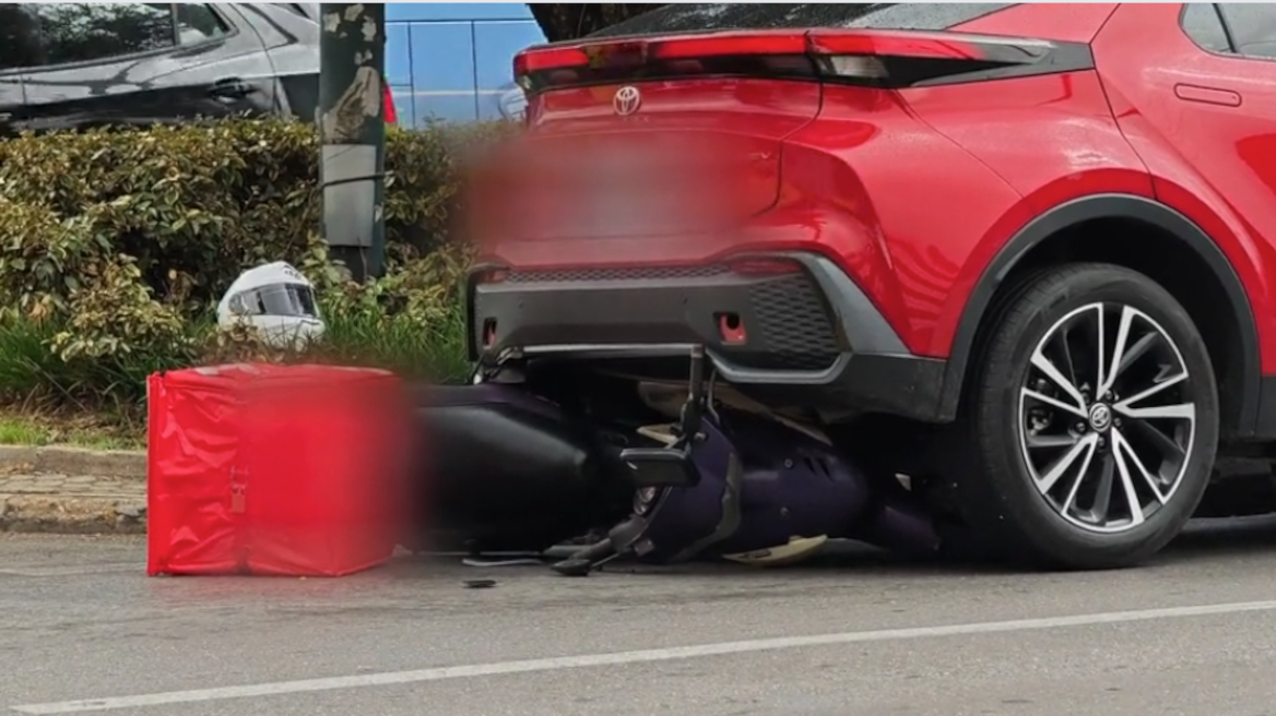 Μηχανάκι «καρφώθηκε» σε Ι.Χ. στη Βασιλέως Κωνσταντίνου - Δείτε βίντεο