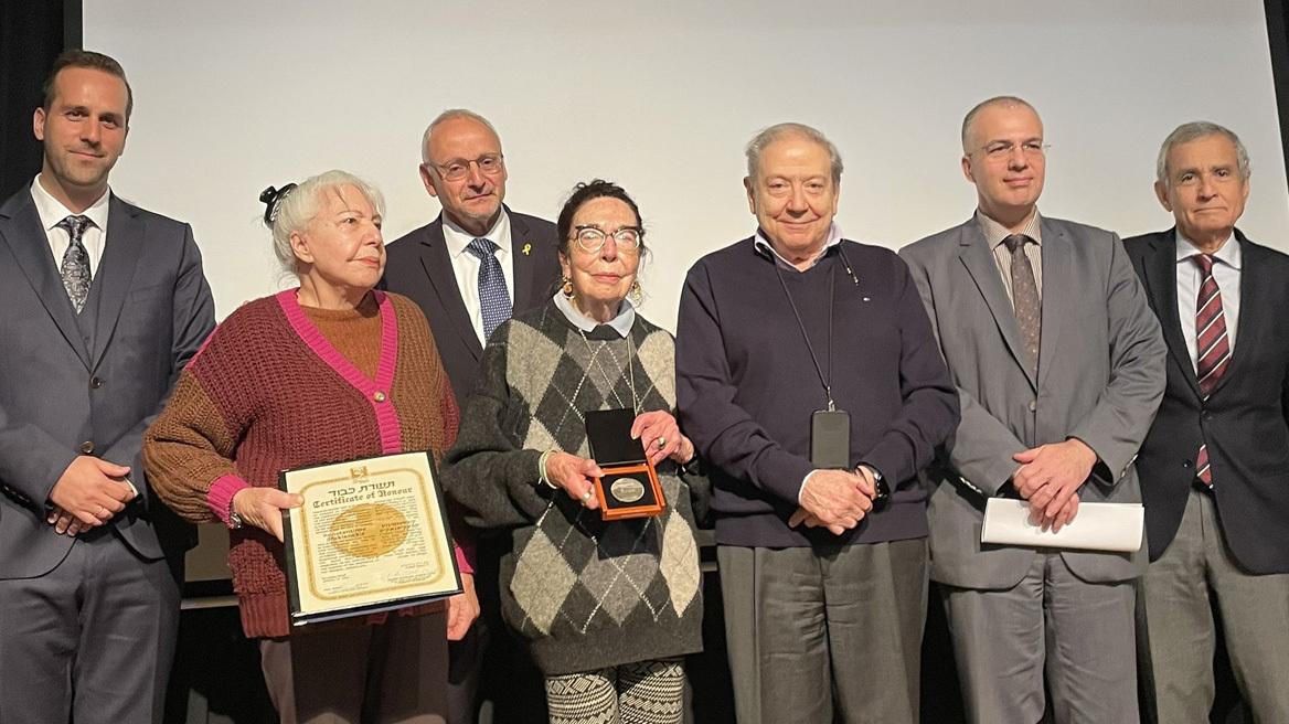 Τελετή απονομής του τίτλου του «Δικαίου των Εθνών» στον Κωνσταντίνο Σφακιανάκη, που διέσωσε Εβραίους στο Ολοκαύτωμα