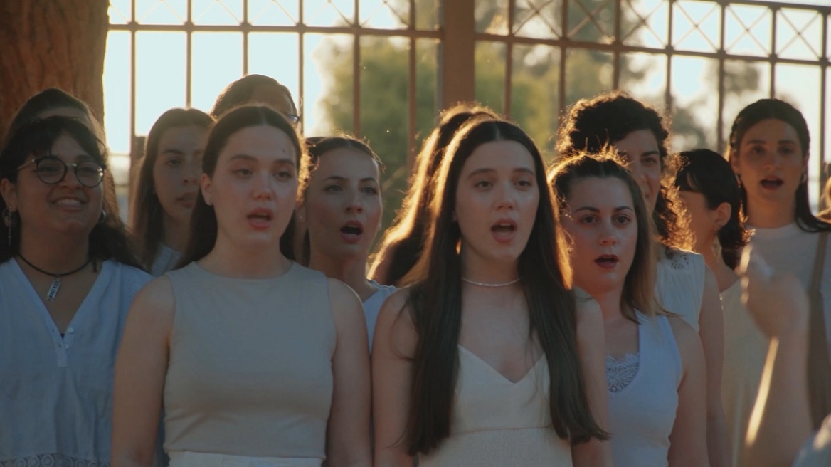 CHORES: Πώς δημιουργήθηκε η χορωδία της Μαρίνας Σάττι που μάγεψε στην Τελετή Έναρξης στην Ελευσίνα