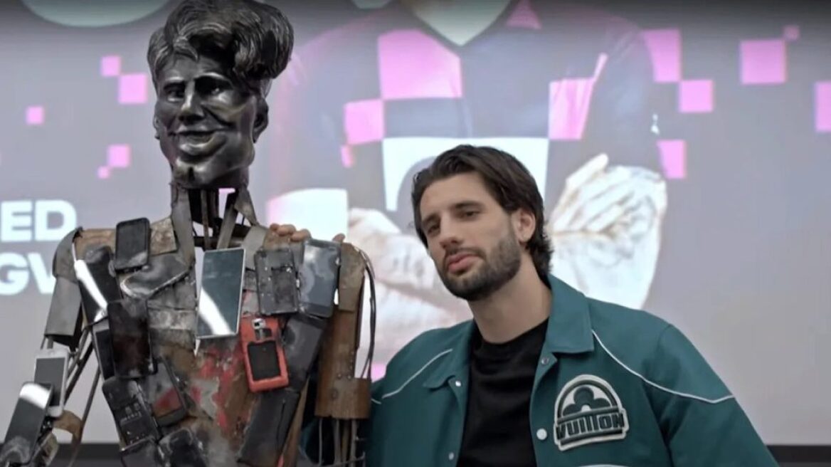 Επική φάρσα στον Σομποσλάι - Έμεινε άφωνος με το «άγαλμά» του! - Βίντεο