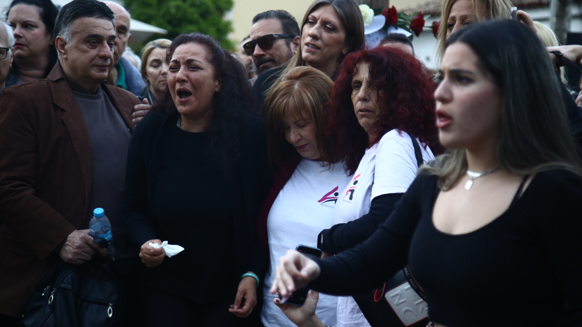 Βίντεο: Η στιγμή που η μητέρα της Κυριακής Γρίβα τραγουδά το «Τακούνια για καρφιά» μπροστά στο μνημείο για την κόρη της