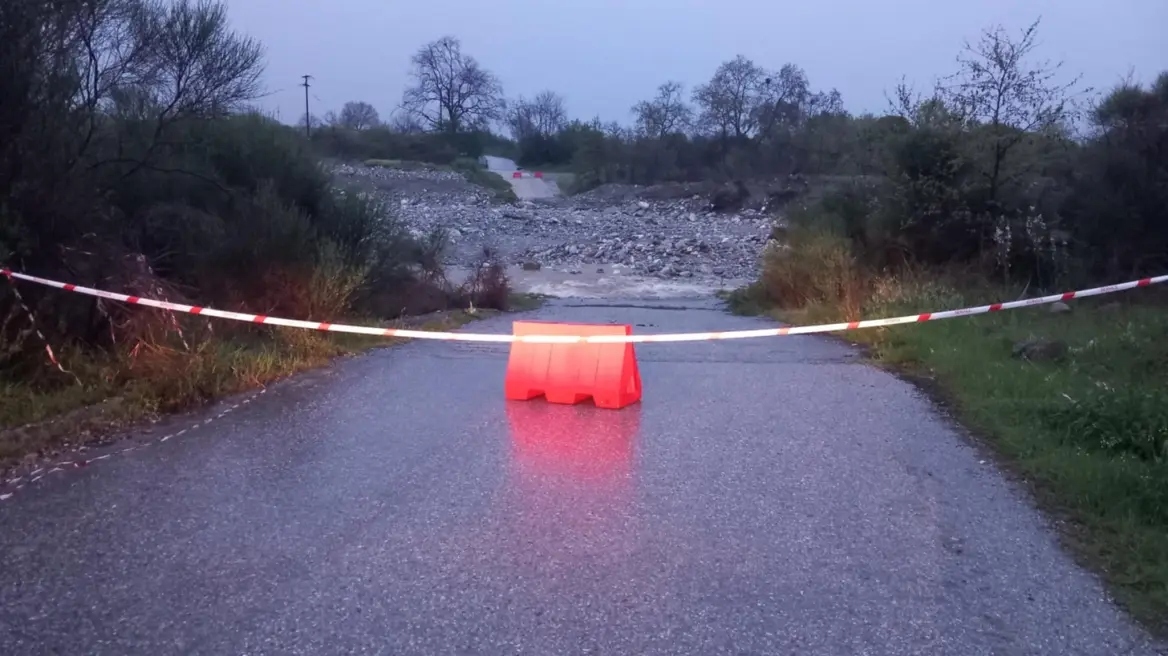 Διακοπή κυκλοφορίας σε ιρλανδικές διαβάσεις και επαρχιακές οδούς στην Κεντρική Μακεδονία, λόγω βροχόπτωσης