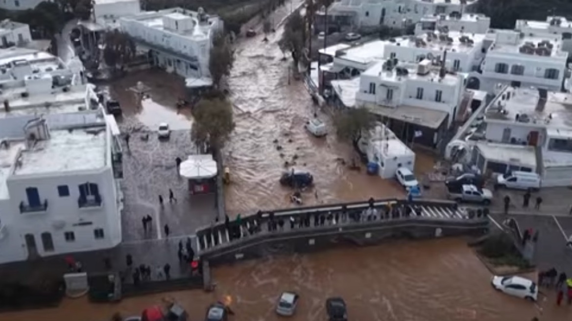 «Λίμνες λάσπης τα νησιά του Αιγαίου πριν από το Πάσχα»: Το δημοσίευμα του Guardian για τις πλημμύρες σε Πάρο και Μύκονο