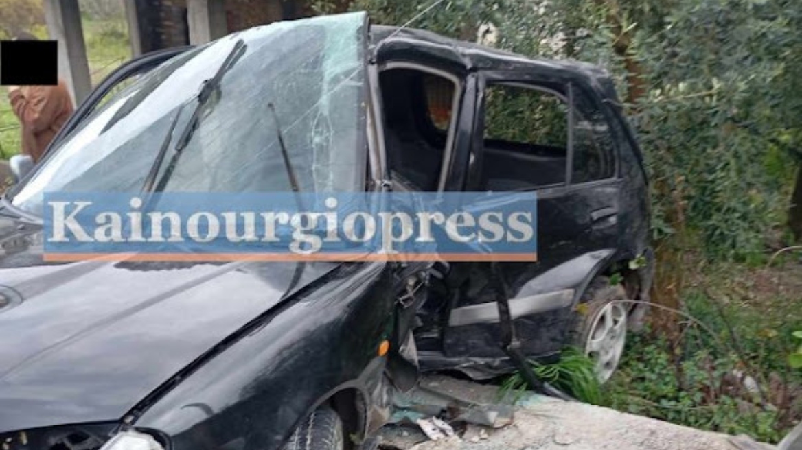 Τροχαίο στην Παραβόλα Αγρινίου - Στο νοσοκομείο ο οδηγός, δείτε φωτογραφίες