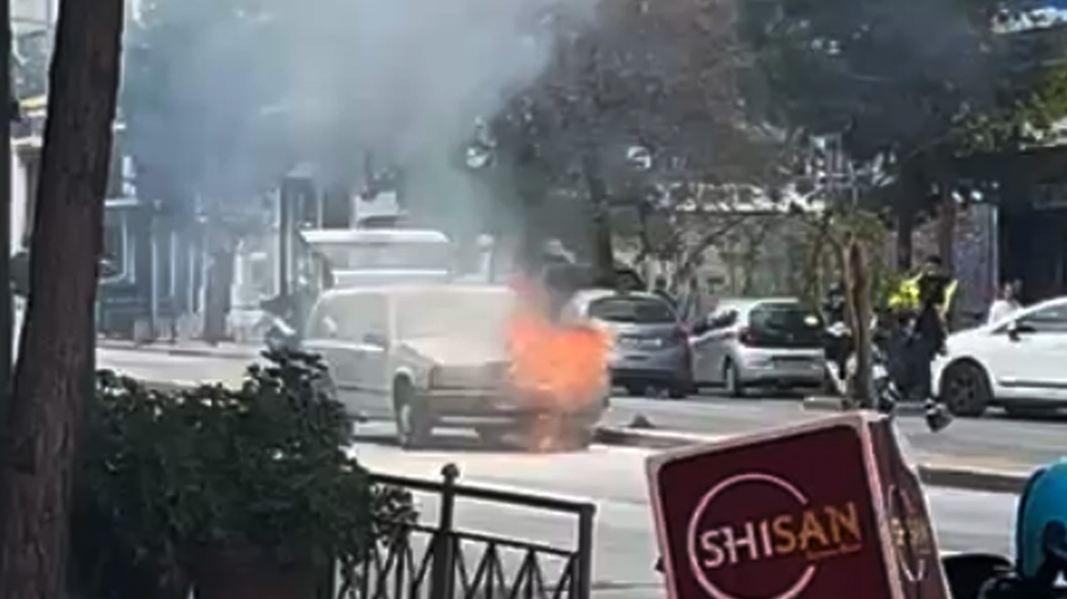 Μποτιλιάρισμα στη λεωφόρο Συγγρού - Αυτοκίνητο τυλίχθηκε στις φλόγες, δείτε βίντεο 