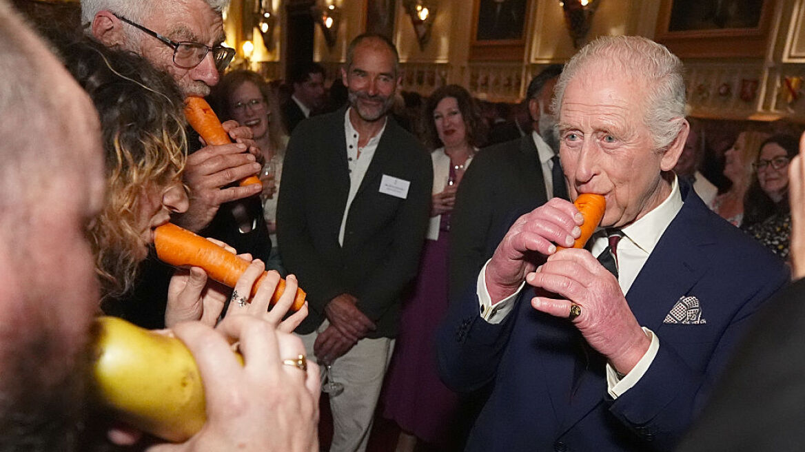 Δείτε τον Βασιλιά Κάρολο να παίζει μουσική με μία φλογέρα φτιαγμένη από καρότο (βίντεο)