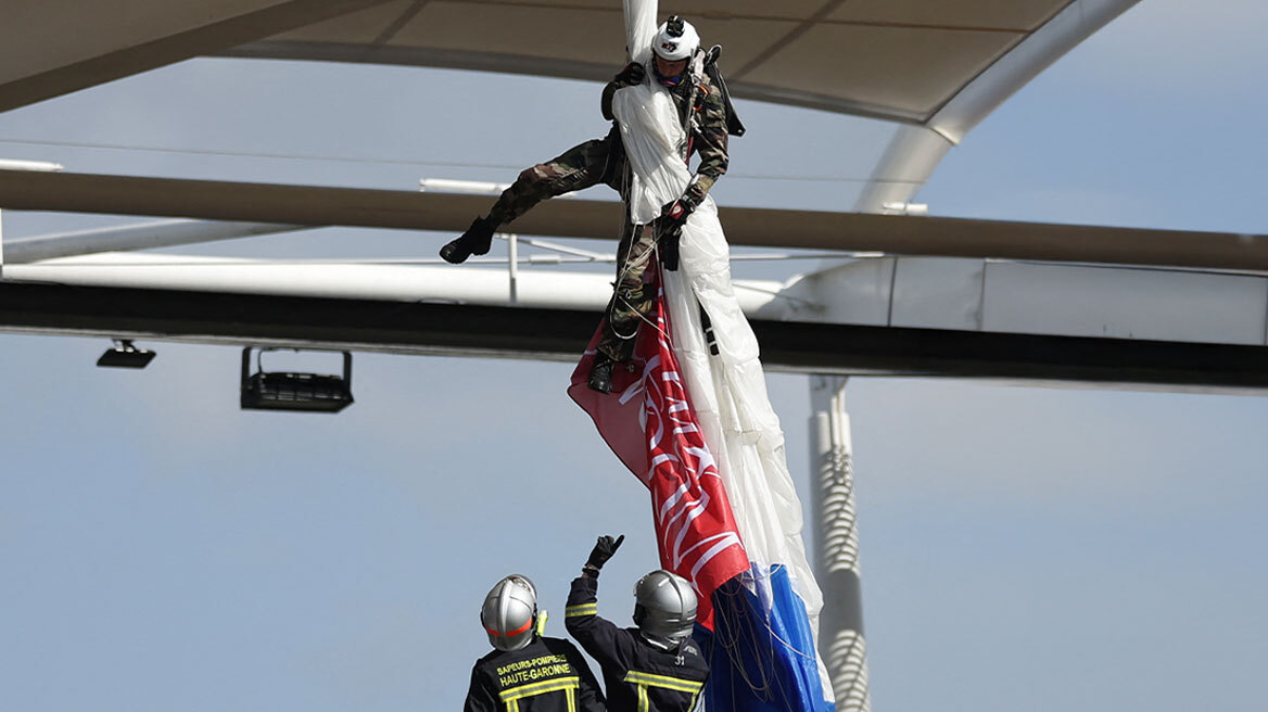 Αλεξιπτωτιστής προσπάθησε να κατεβάσει τη μπάλα για τη σέντρα σε αγώνα ράγκμπι, αλλά βρέθηκε κρεμασμένος στην οροφή του γηπέδου - Δείτε βίντεο