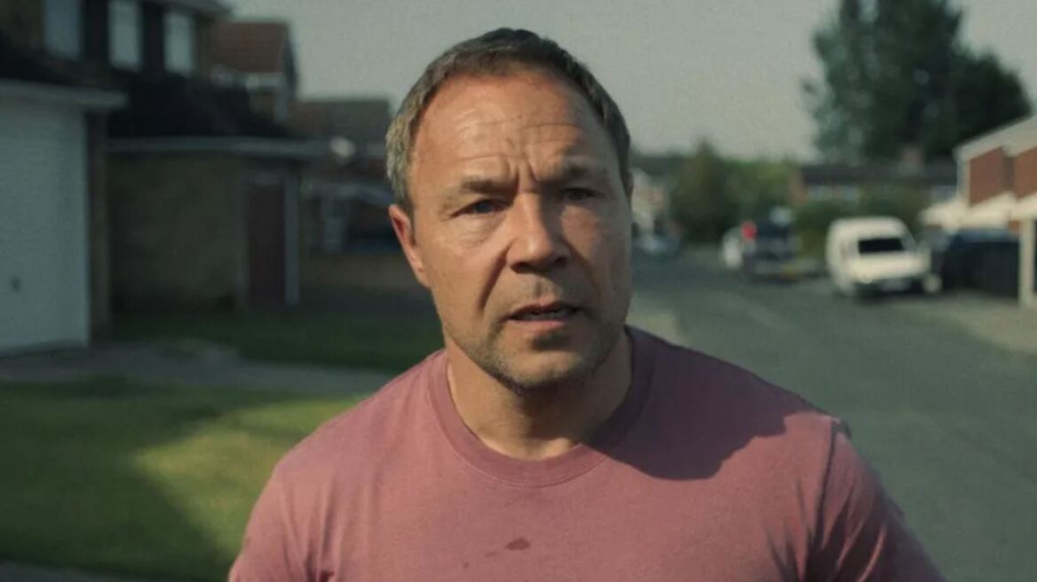 «Adolescence»: Το «μυστικό» της σκηνής όπου ο πατέρας του Jamie αφήνει λουλούδια στο σημείο της δολοφονίας της Katie