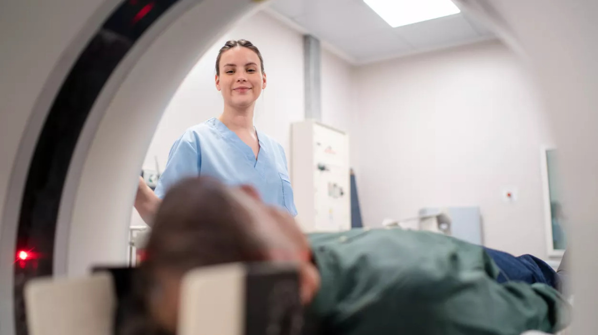 Η Νο1 εξέταση που ρυπαίνει περισσότερο το περιβάλλον – Πόσους τόνους CO₂ εκπέμπει