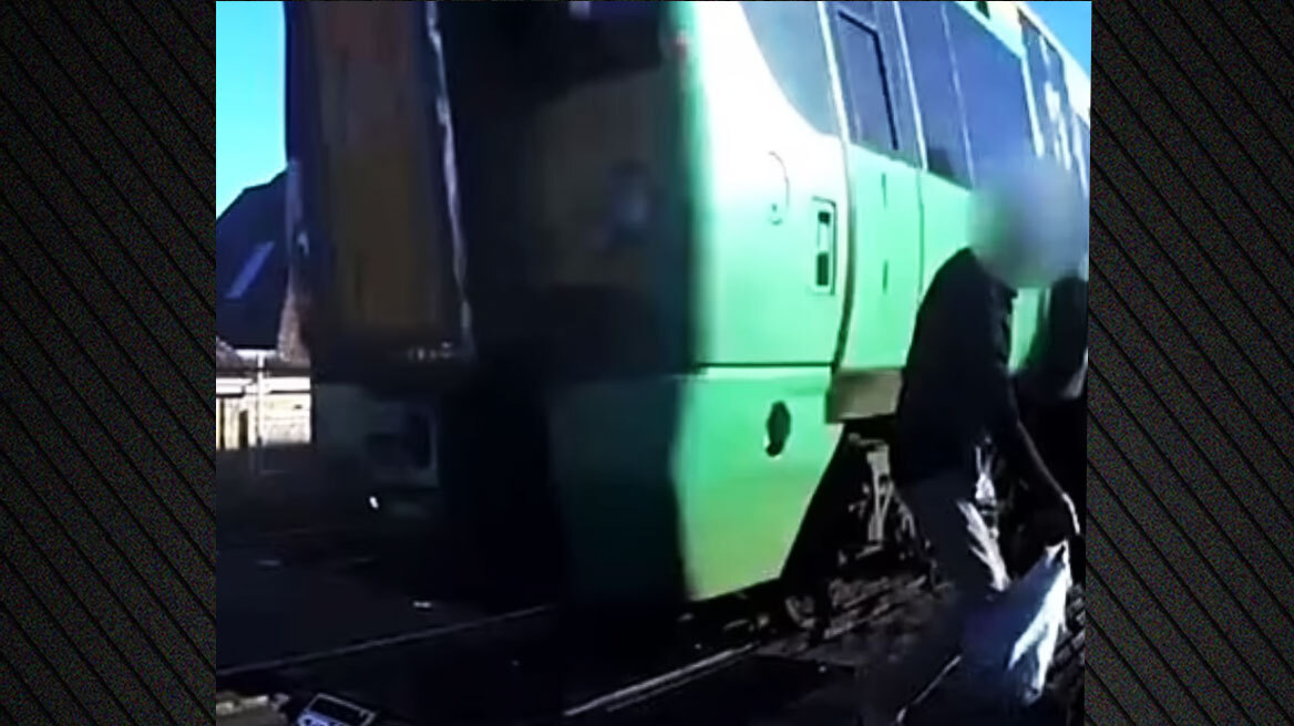 Βρετανία: Άνδρας στάθηκε σε σιδηροδρομική διάβαση και γλίτωσε την τελευταία στιγμή από το τρένο που περνούσε