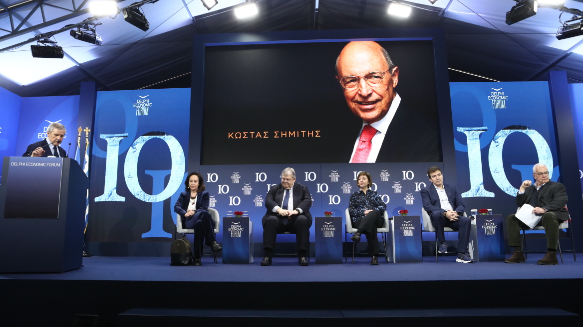 Delphi Economic Forum: Τίμησαν τη μνήμη του Κώστα Σημίτη - Τι είπε η κόρη του Μαριλένα
