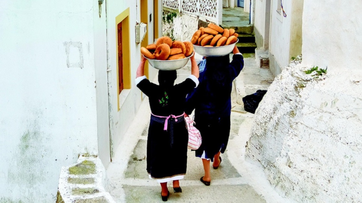 Πάσχα στα νησιά: Τα έθιμα, οι συνταγές και οι παραδόσεις σε Ιόνιο και Αιγαίο